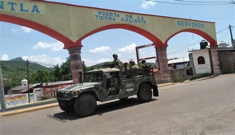 Llegan militares a Tuzantla Michoacán tras enfrentamiento que dejó 8