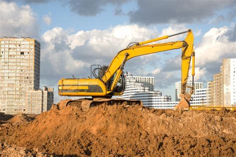 Excavadora Durante Las Obras De Movimiento De Tierra En El Lugar De