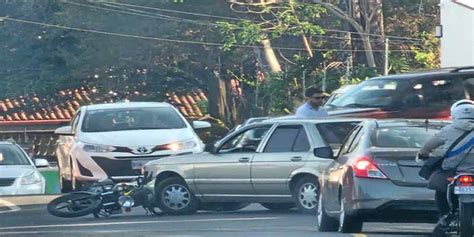 Colisión carro moto en Escazú centro