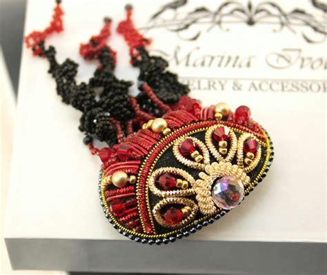 Брошь "медуза" выполненная в смешаной технике. | Bead stitching, Beaded ...