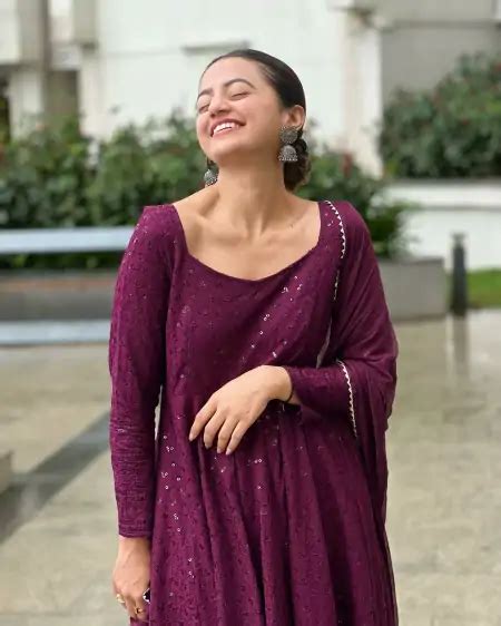 Helly Shah Hot Pics And Photo In Saree