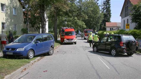 Waldkraiburg Pkw Lenker Kracht In Parkendes Auto