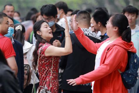 高考首日：你们执笔生花 我们温情守护！荔枝网新闻