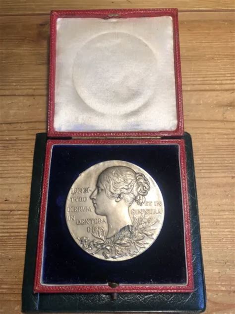 VICTORIA DIAMOND JUBILEE Large Silver Medal 1837 1897 Royal Mint