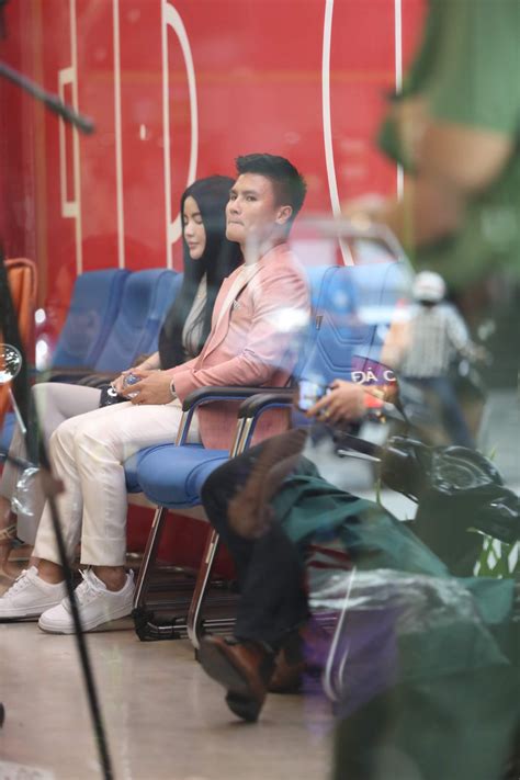 HOT Quang Hải công khai bạn gái trong ngày đặc biệt Saostar vn