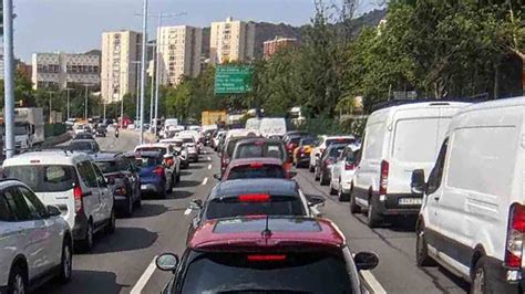 Accidente en la Ronda de Dalt entre un camión un bus y un turismo