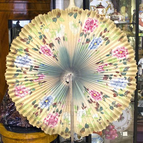 Старинный китайский бумажный веер с яркими цветами