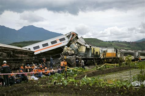 4 dead, 22 injured in Indonesia train collision