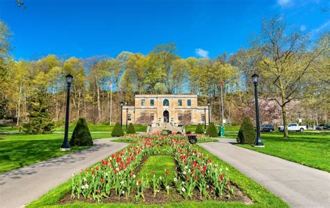 Premium Photo | View of queen victoria park at niagara falls