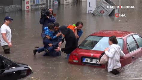 Ankarada sel felaketine hazırlıksız yakalanan vatandaşların zor anları