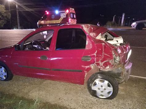 Bombeiros são acionados após caminhão e carro colidirem na SC 280 em