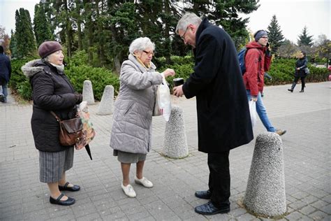 Wszystkich Świętych na Junikowie Zbiórka pieniędzy kwiaty znicze i