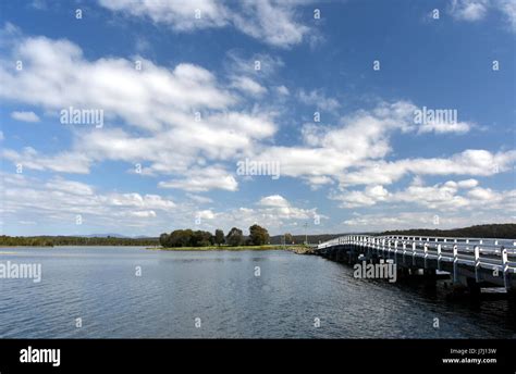 Puente Que Cruza El Lago Wallaga La Famosa Zona De Wallaga Espiritual