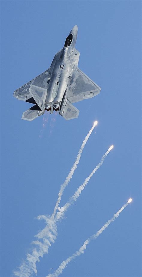 F-22 Raptor fighter jet pops flares | Fighter jets, Jet fighter pilot ...