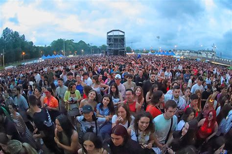 Unas Personas Bailaron Anoche En Torrelavega Al Ritmo De Quevedo