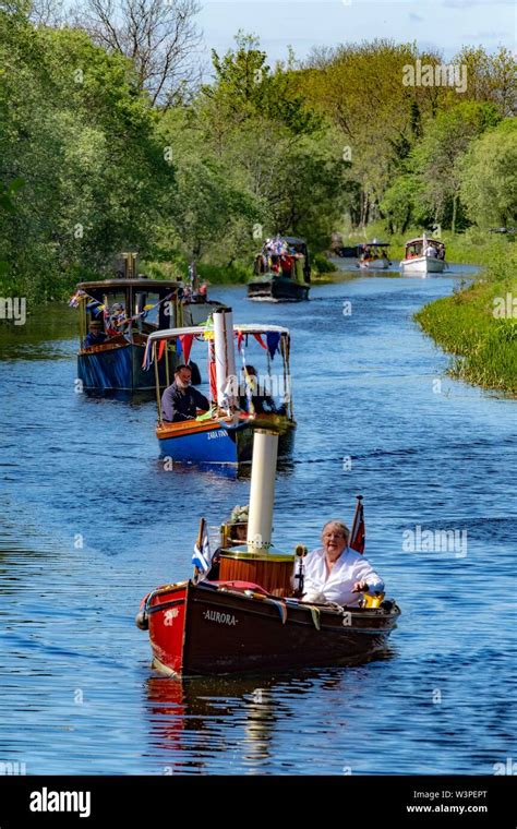 Boats, barges and canoes on Forth and Clyde Canal Stock Photo - Alamy