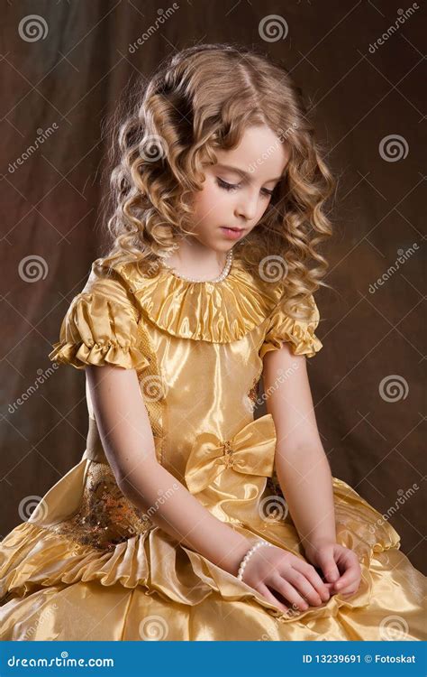 Weinig Meisje Van De Blonde Stock Afbeelding Image Of Mooi Kleding