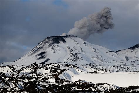 Chile: Volcán Nevados del Chillán arroja humo y cenizas