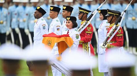 Kenalan Dengan Livenia Evelyn Kurniawan Pembawa Baki Bendera Pusaka Di Upacara Hut Ke 79 Ri