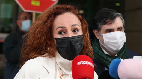 Increpan a Rocío Carrasco al grito de stop feminazis tras declarar en