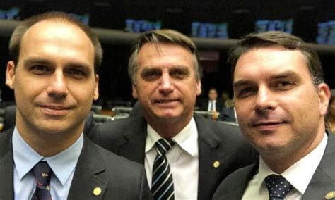 PRTB formaliza convite de filiação a Bolsonaro e seus filhos Política