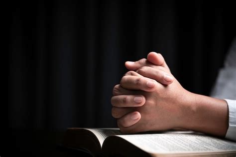 Foi Avec Le Concept De La Sainte Bible Les Mains D une Prière Féminine