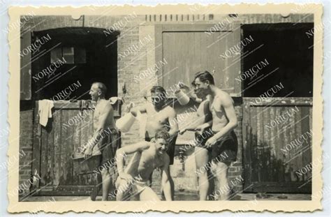 Foto Halb Nackte Wehrmacht Soldaten Duschen Bei Pferdestall Nude Wh W Eur Picclick De