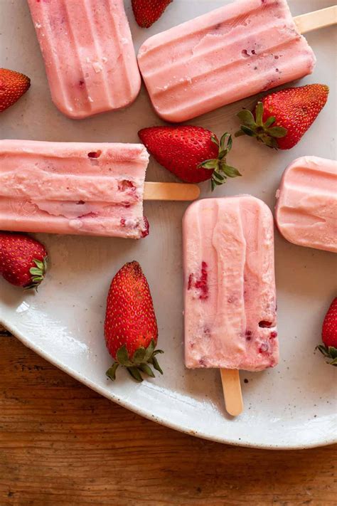 Paletas heladas de yogurt con fresa que además de ser deliciosas tienen