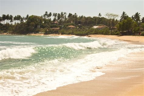 Praia paradisíaca rochas tangalle ao sul do sri lanka Foto Premium