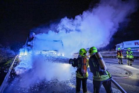 Lkw Brennt Auf Der A V Llig Aus