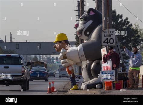 Union Picketers Demonstrating Near Entrance To Cargill Facility In