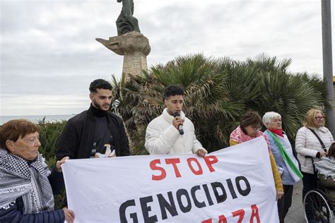 Una Concentraci N En Torrevieja Reclama Parar El Genocidio En Gaza