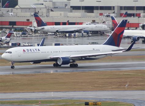 Delta Air Lines W Winglets Heading Down The Runwa Flickr