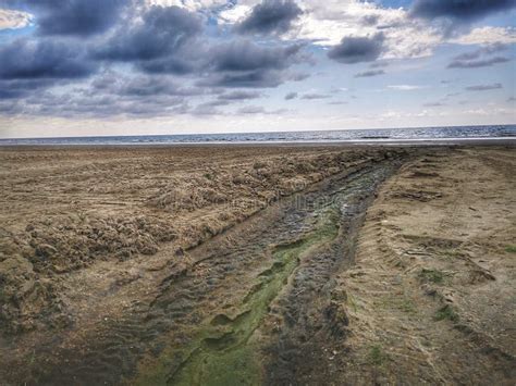 A Dry Out Irrigation System On The Sea Shore During The Low Tide Foto