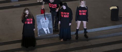 Auf Putin Bild Uriniert Russische Punkband Pussy Riot Mit Drastischer