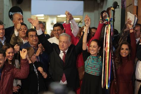 Recibe Claudia Sheinbaum BastÓn De Mando De Manos De LÓpez Obrador La