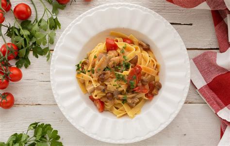 Ricetta Tagliatelle Con Funghi E Pomodorini Il Club Delle Ricette