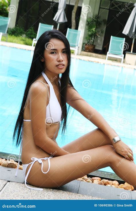 Asiatische Frau In Einem Bikini Stockfoto Bild Von Saisonal Portr T