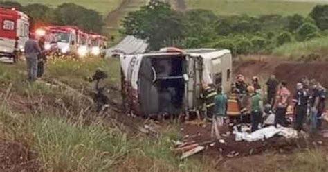 Ônibus carregado de fiéis que iam para excursão religiosa capota na SP