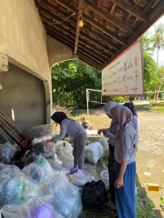 Giat Pilah Sampah Dusun Polosiyo Website Kalurahan Poncosari