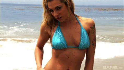 Magnifique Mannequin Porno En Bikini Bailey Blue Se Baise Sur La Plage