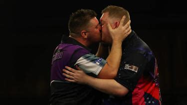 Süßer Moment bei der Darts WM Daryl Gurney küsst plötzlich Gegner