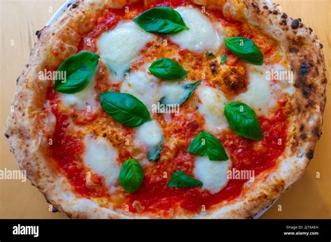 Primer Plano De Una Pizza Margherita Con Salsa De Tomate Mozzarella De