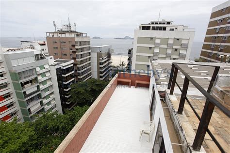 Em prédio na quadra da praia do Leblon Cobertura Duplex Leblon Rio