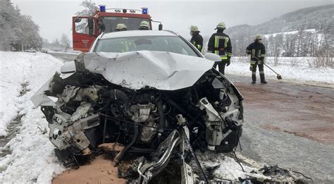 Vier Verletzte Bei Unfall Auf Schneeglatter Stra E N Land