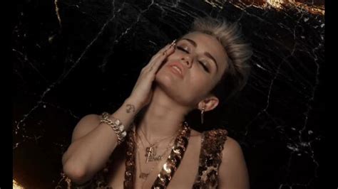 Miley Cyrus Héroïne passionnée du clip de Fire pour Big Sean