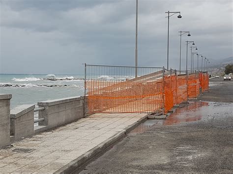 Cosenza In Balia Del Maltempo Violenta Mareggiata Flagella La Costa