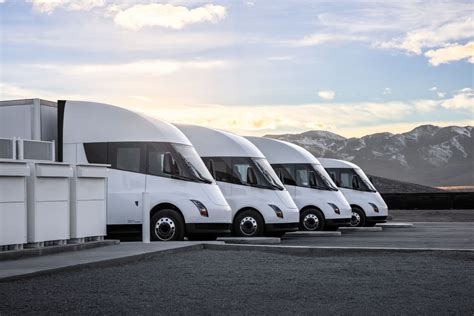 Tesla Semi Il Camion Elettrico Ha Lasciato La Fabbrica Per Le Consegne