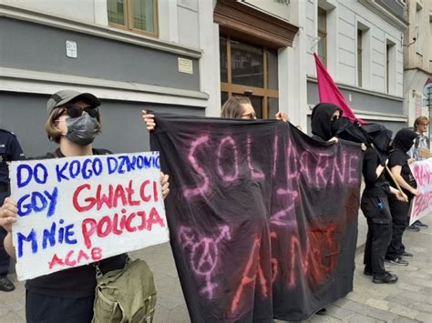 Manifestacja przed komisariatem policji we Wrocławiu Radio Wrocław