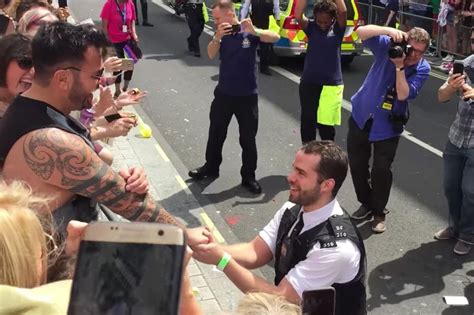 Vidéo Un policier demande son compagnon en mariage pendant la gay pride